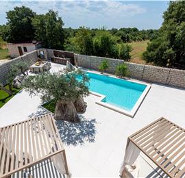 4 bedroom villa with indoor and outdoor pools in Galižana, Istria, sleeps up to 8